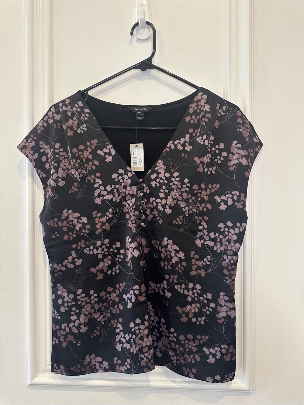 RW&CO. Black V-Neck Cap Sleeve Top with Pink Floral Print